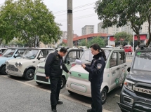 12月25日，梁平交巡警会同市场监管局对电动车销售点开展联合检查行动