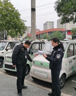 12月25日，梁平交巡警会同市场监管局对电动车销售点开展联合检查行动