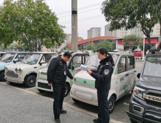 12月25日，梁平交巡警会同市场监管局对电动车销售点开展联合检查行动