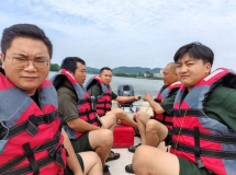 双桂湖畔，消防帅哥们在40℃高温下演练