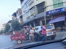 仁贤五一路口发生交通事故，小车与三轮车相撞