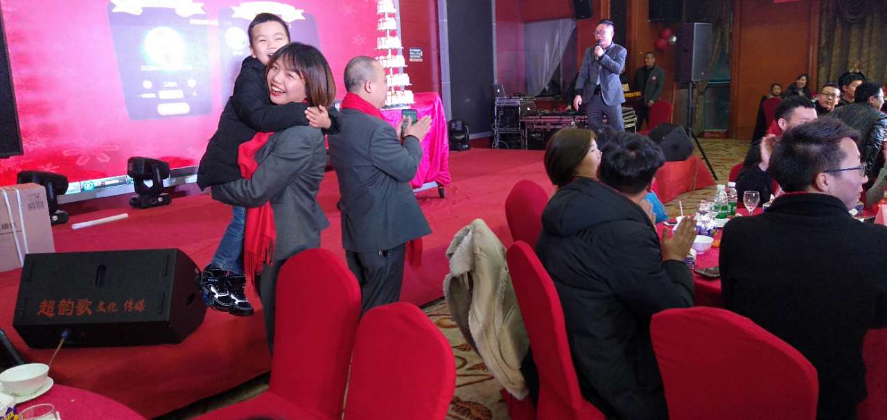 梁平这一群老板在平野大酒店举行团拜会,场面好热烈