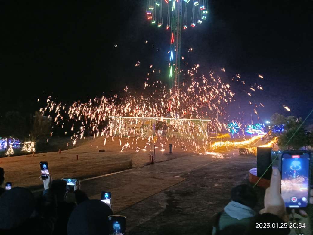 今晚，金带桂香天地表演民间传统烟火“打铁花”，你也在现场吗？