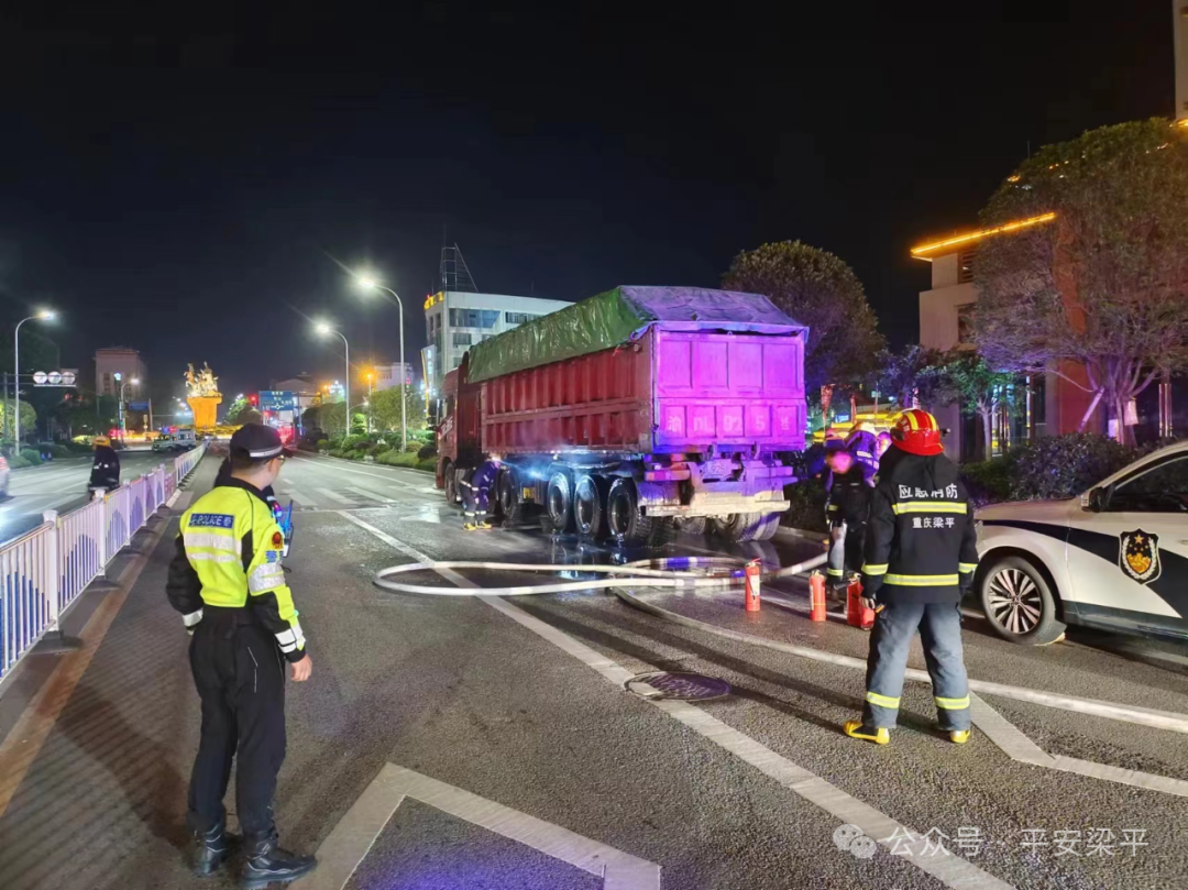 红十字医院红绿灯处，一行驶中的大货车轮胎爆炸起火自燃，幸好……