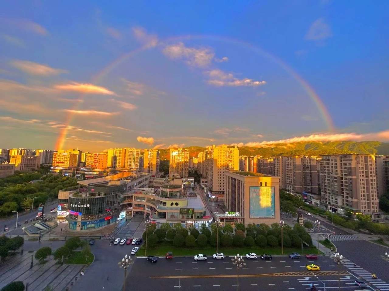 玩笑开大了! 有人礼让服务区定位发暴雨成灾的假信息...被梁平公安查处