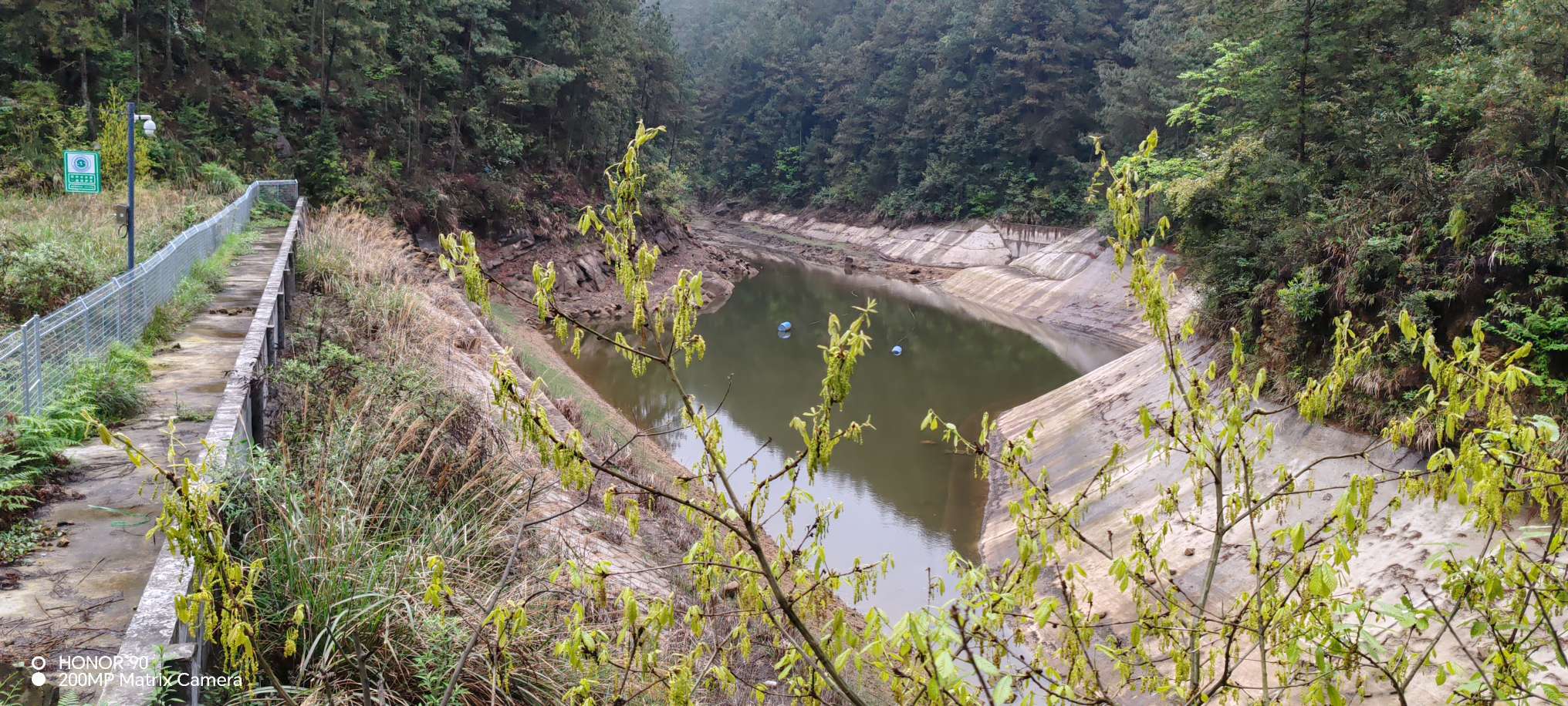 这个小水库四面环山、风景如画，你知道它的位置吗？