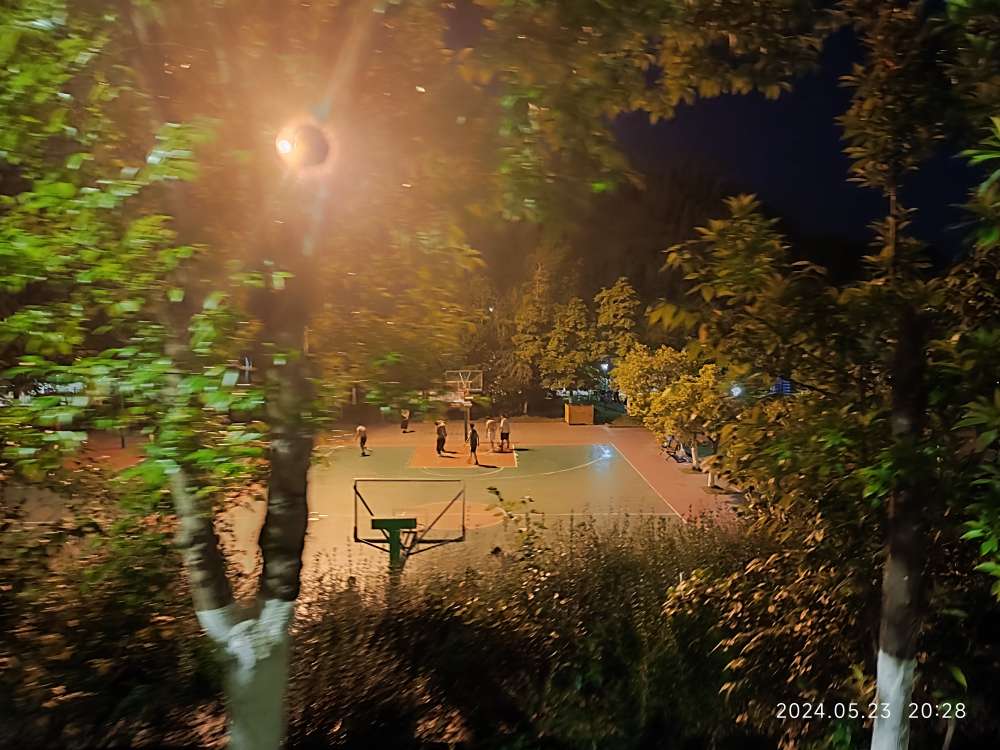 儿童公园蓝球场，很晚了还有人打球，向爱运动的人学习