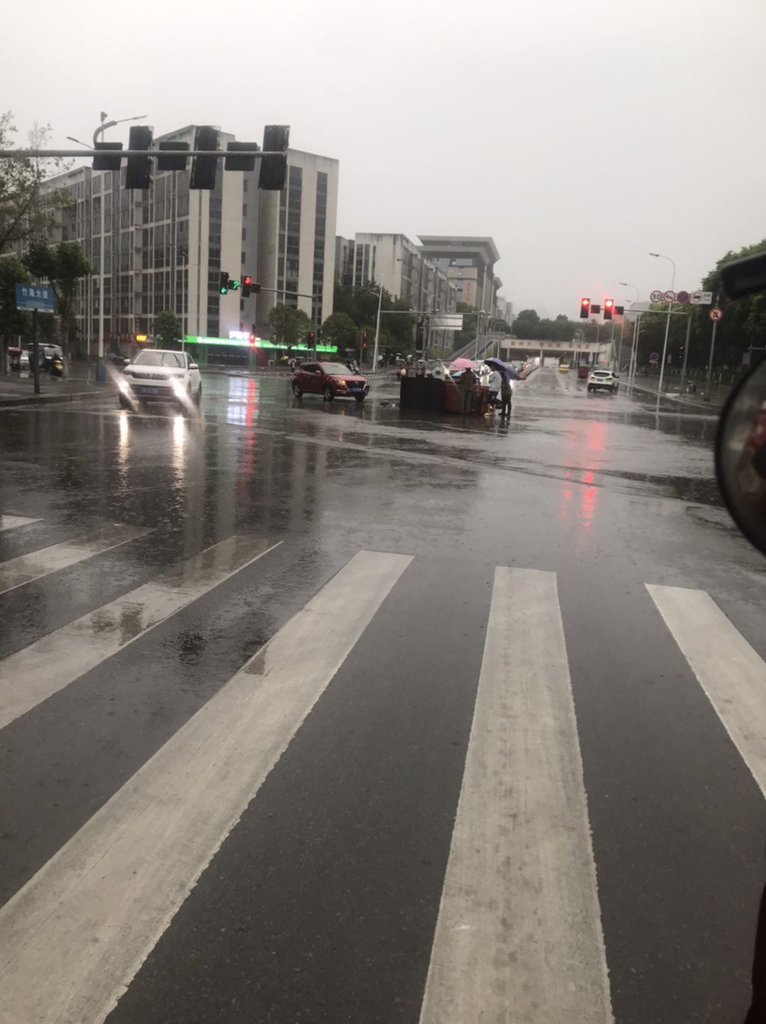 政府路口发生车祸……下雨天，友友们要注意安全哦