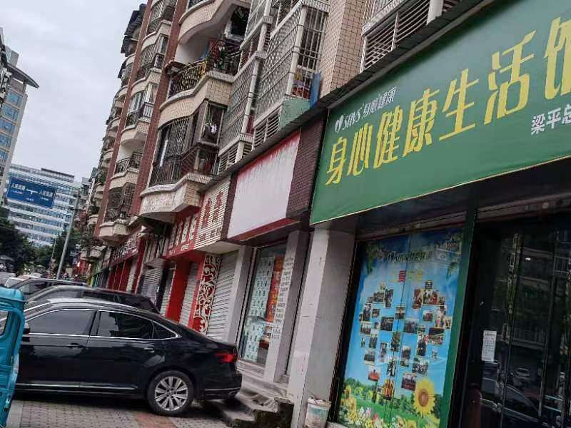 梁平中央星城附近这家店，免费带老人吃饭旅游，你猜为什么？