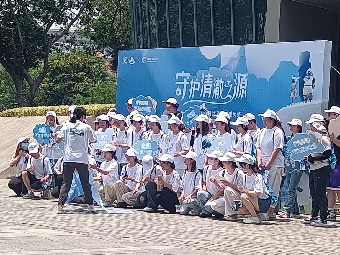 今天天气很热哦，云贵川大学生们还在重庆珊瑚公园做公益活动