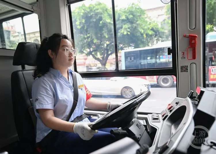 重庆“00后”公交女司机火了！