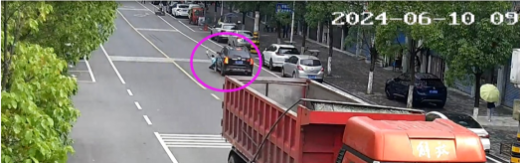 袁驿珠宝大道路段，行人违规过马路被小车撞到，行人与司机同责！