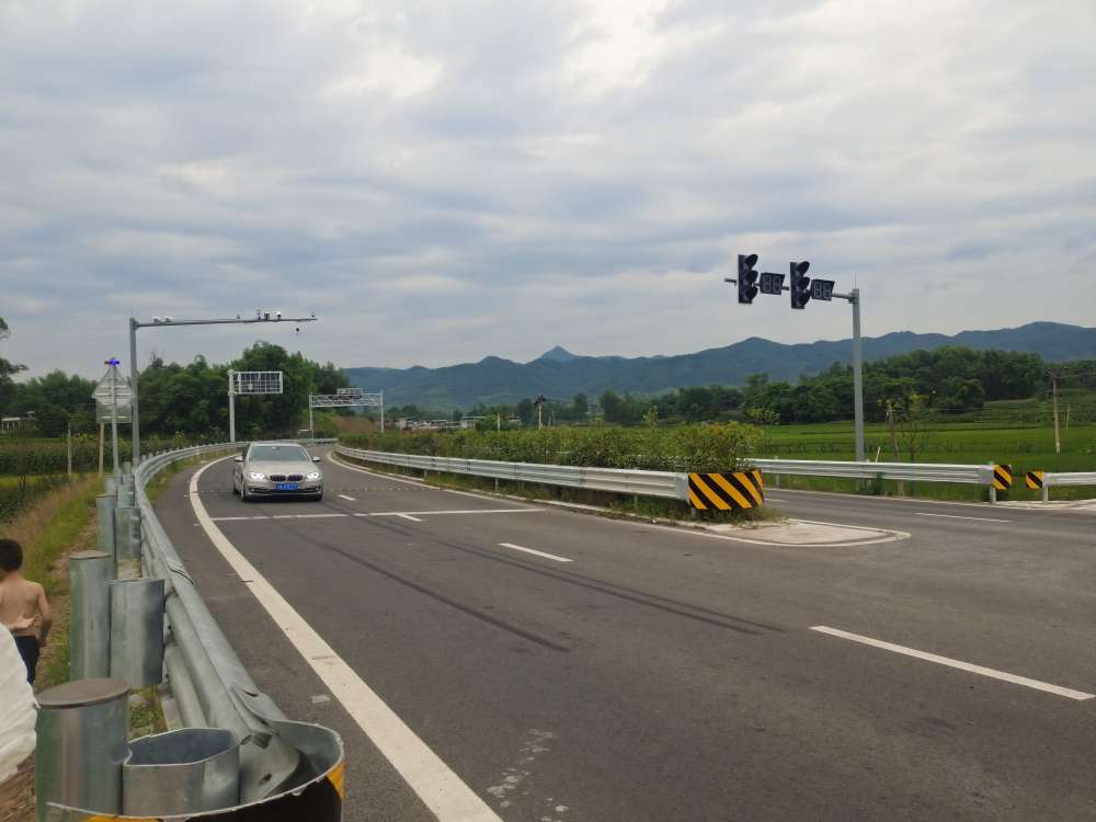 梁开高速屏锦路段入口已安装红绿灯和监控，出行更有保障啦！