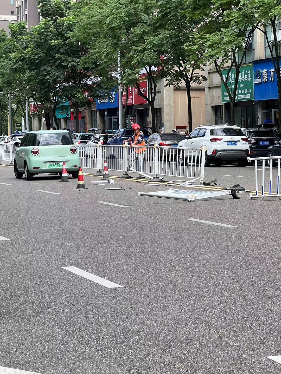明珠上海城门口车子撞到护栏了，还好没得人员受伤