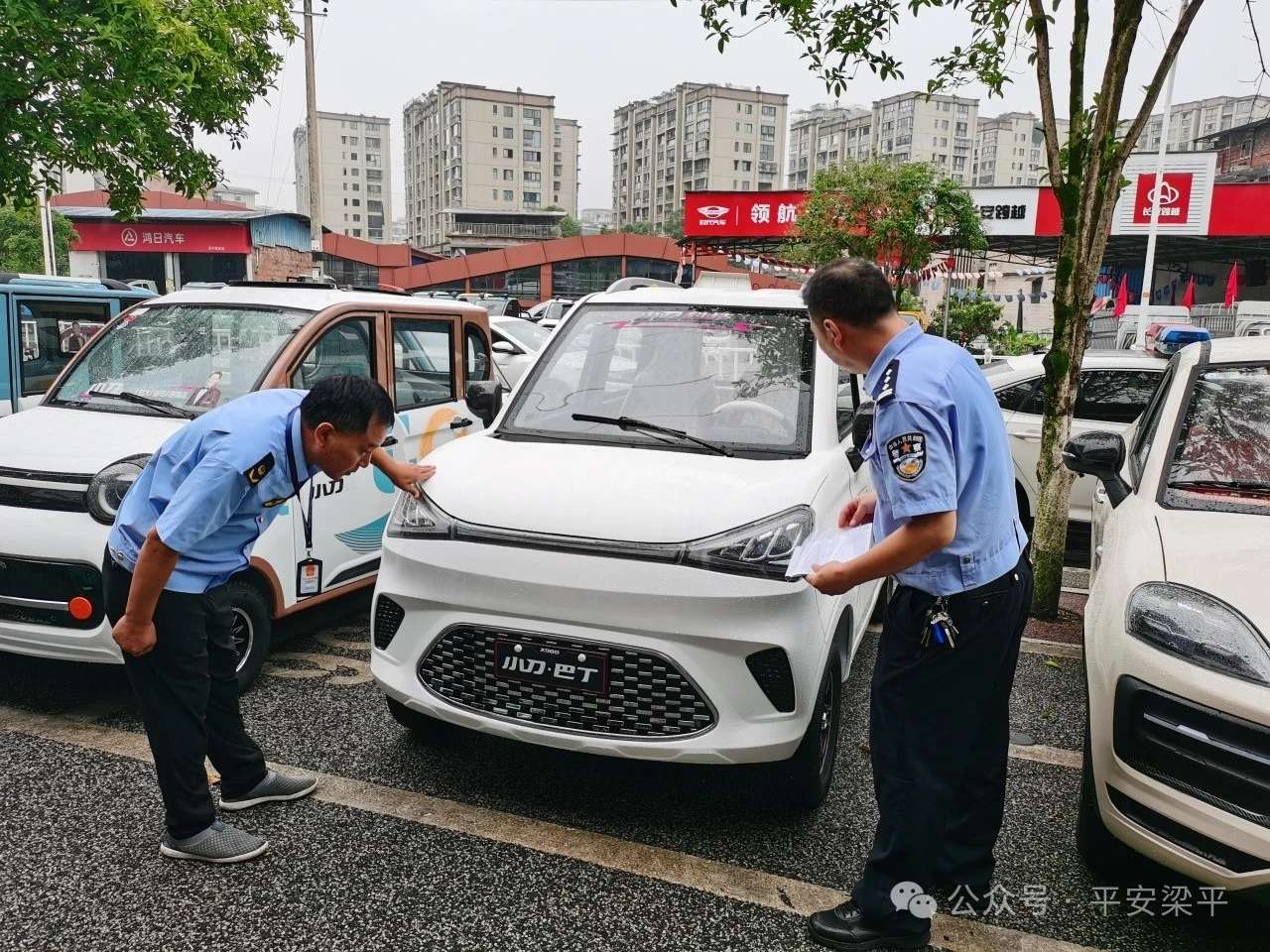 梁平交巡警会同区市场监管局，持续对辖区电动车销售企业进行专项检查