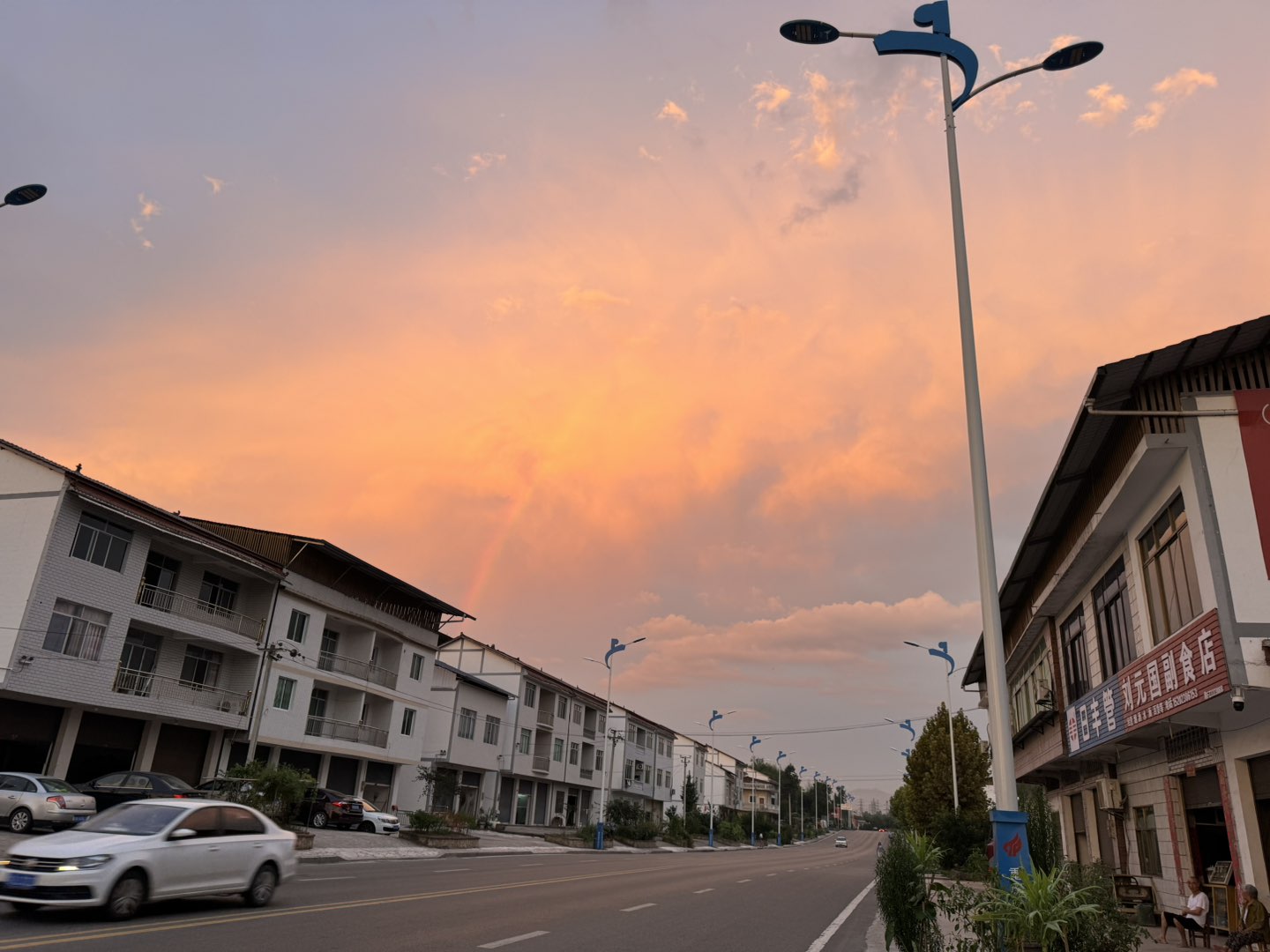 落日余晖映晚霞，一抹夕阳美如画