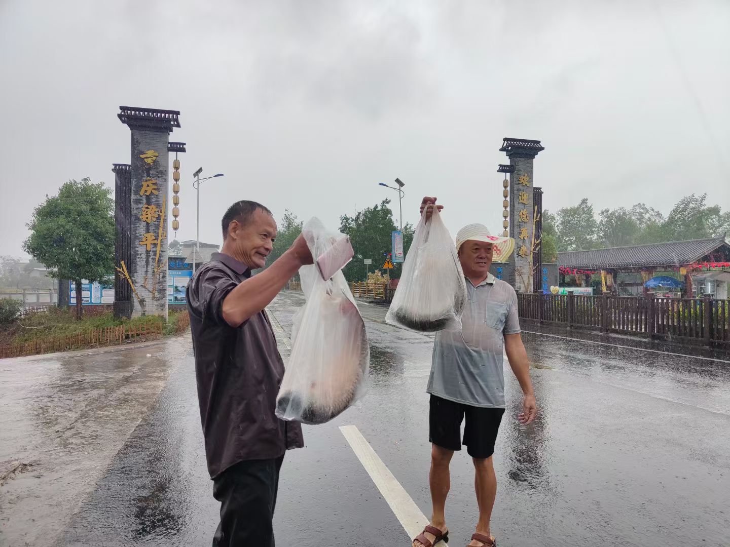 梁平终于下雨了，看我们在丰收节现场淋得够…毛坯人生，精装朋友圈的背后