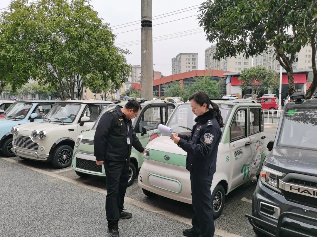 12月25日，梁平交巡警会同市场监管局对电动车销售点开展联合检查行动