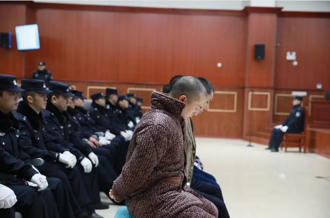 梁平黑社会组织首犯唐少峰一审判25年,其余19人都领刑!