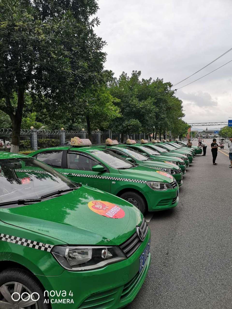 梁平50台出租车 ,为高考学子加油^0