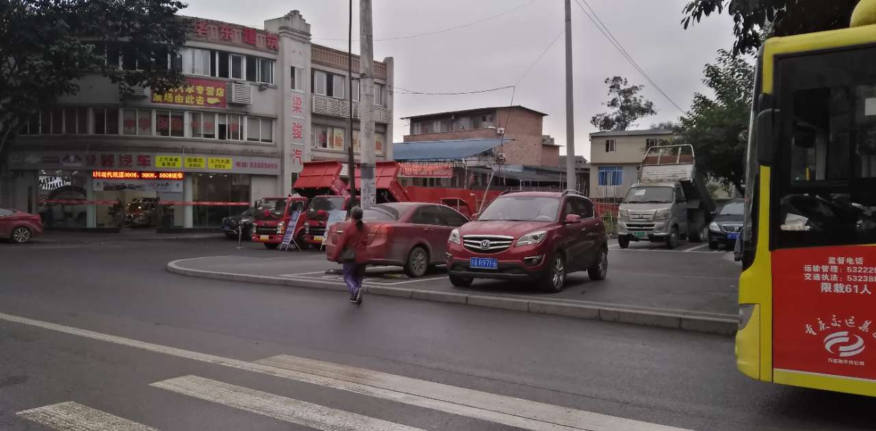 梁平七匹马往亿联方向300米左右这里,建议修一个停靠标志