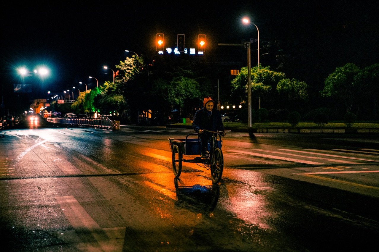 夜深人静的时候,总有一些人在忙碌着
