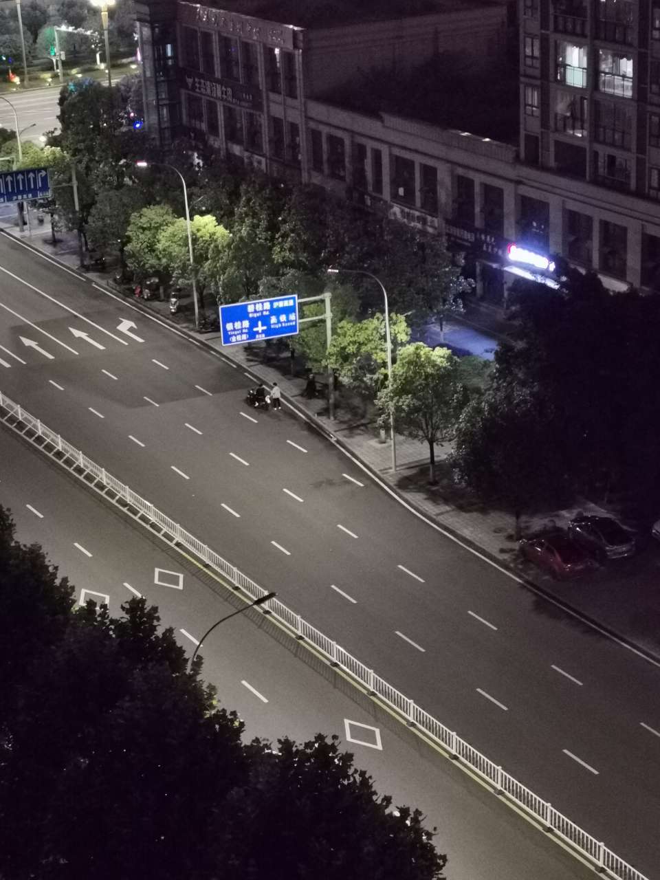 梁平炸街的"响屁"摩托,深夜声音巨大,biu地一下飞过去