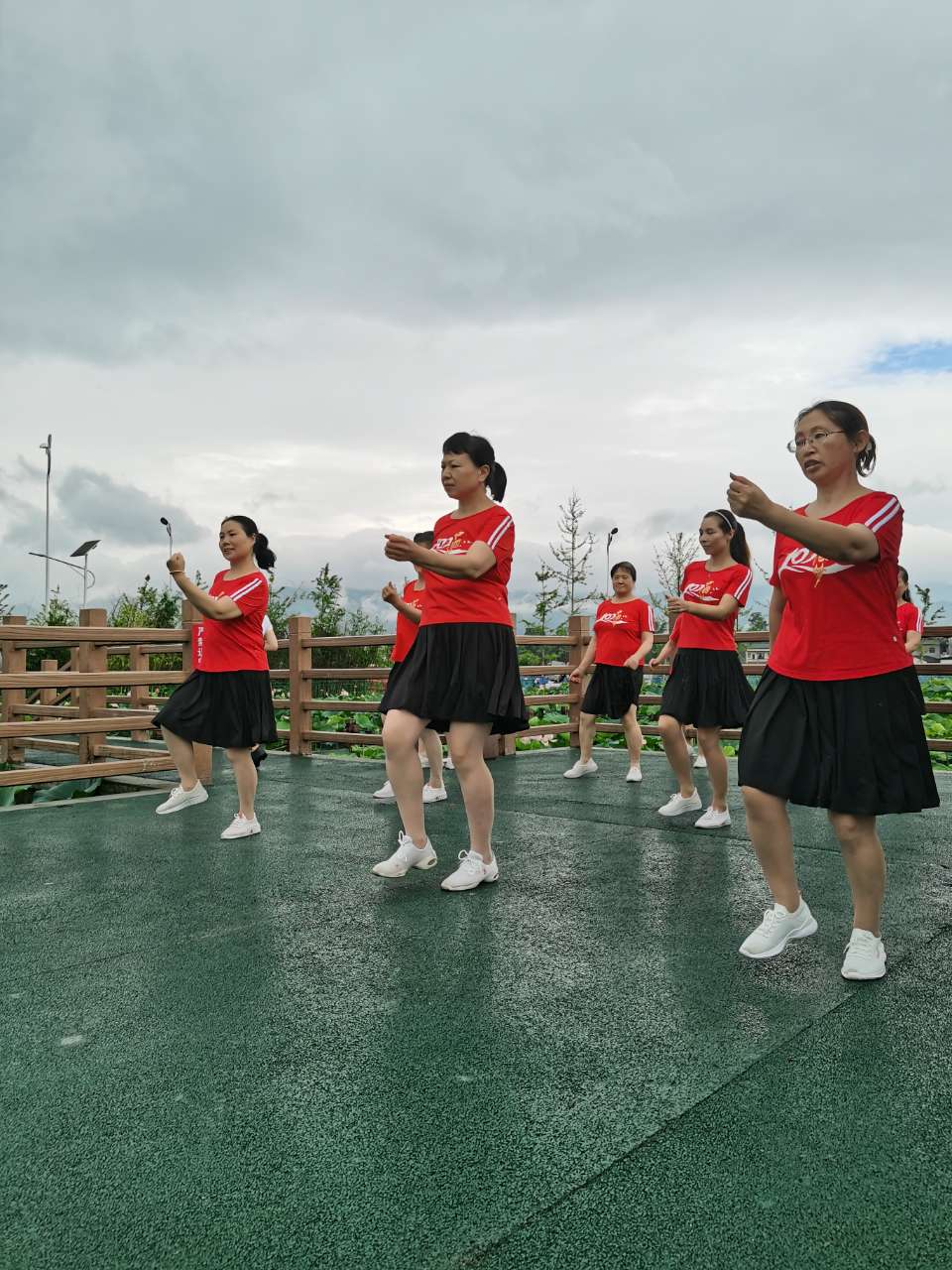 黨的100歲生日將至,平時跳廣場舞的阿姨們在荷塘月色跳東方紅等舞蹈