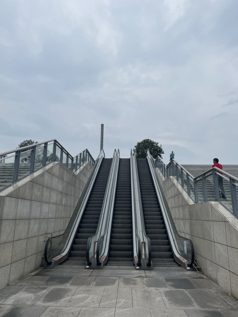 梁平南站电梯为什么一直不开?持续好几个月了