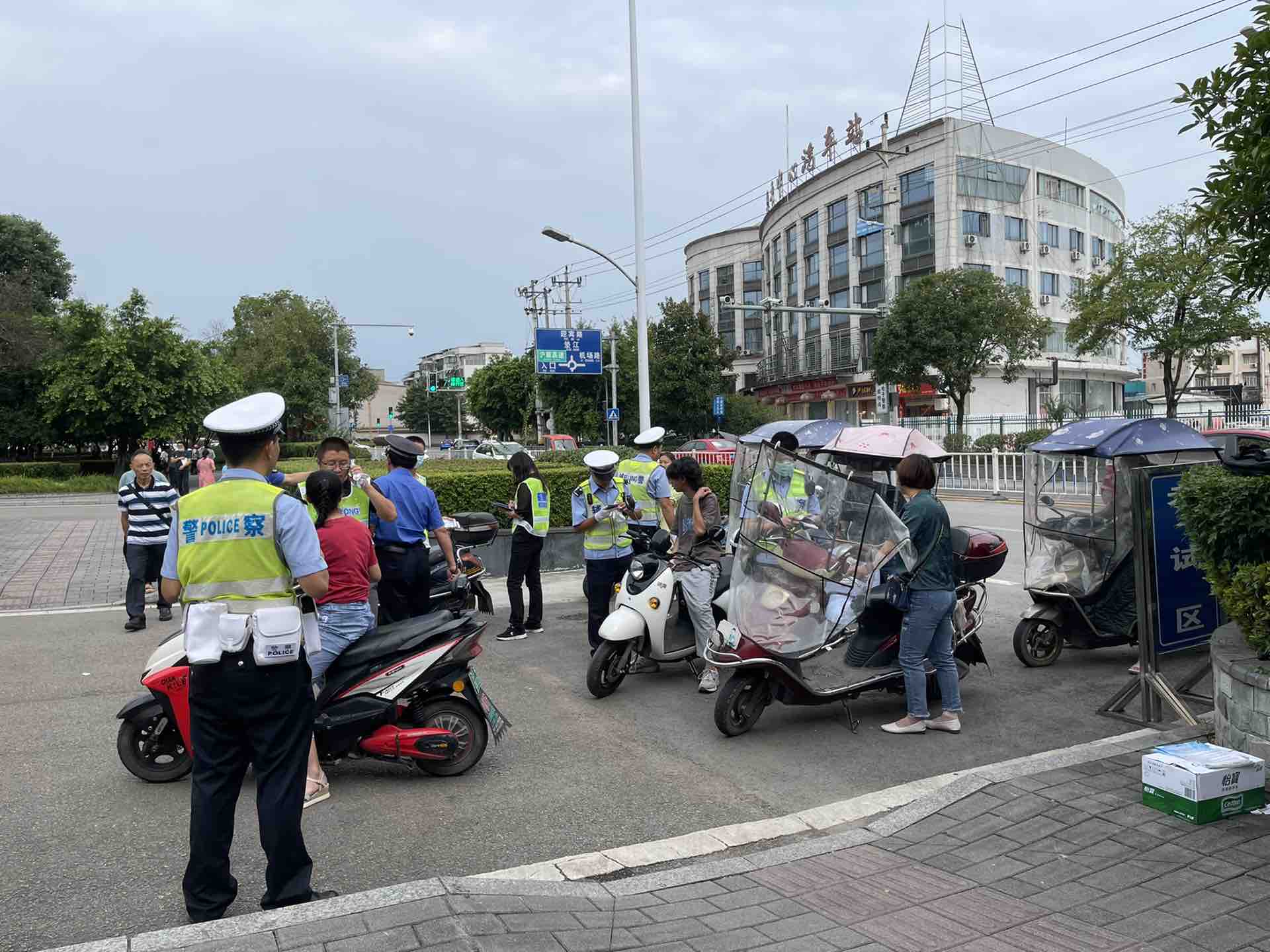 七匹马交警大队查电动车,罚单开不赢