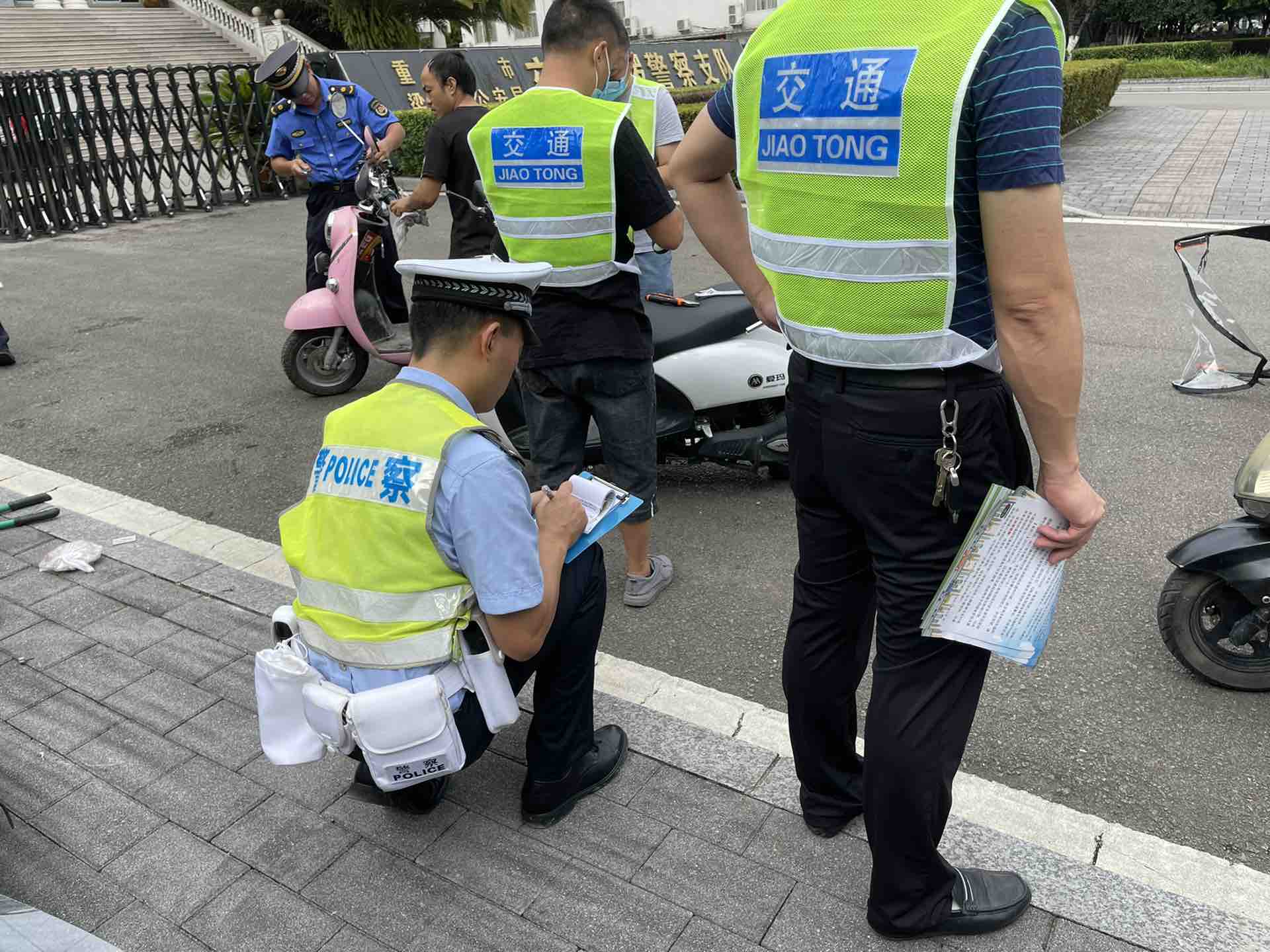 交警查电动车图片