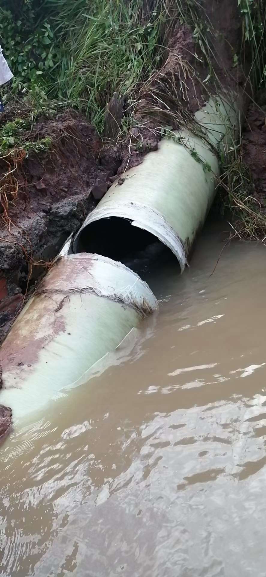 蓼叶水库到大井水厂原水管道破裂造成梁平城区降压供水,龙泉公司正