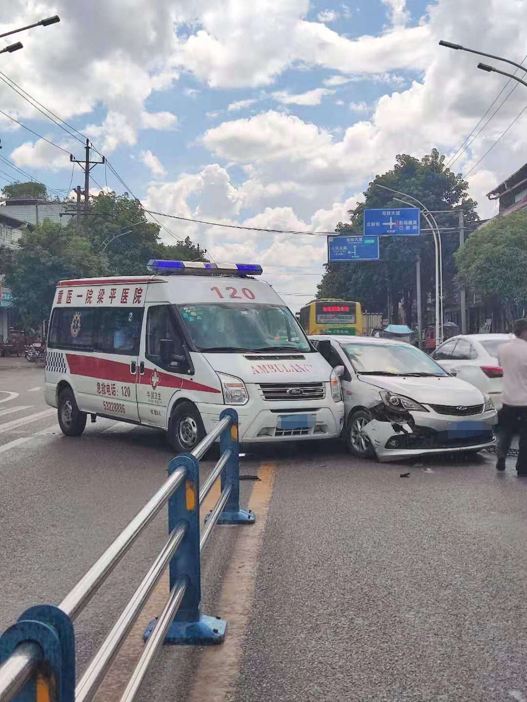 枫丹一号这里,救护车跟小车撞上了