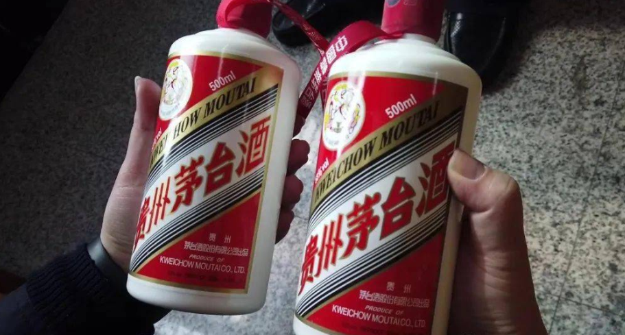 自带茅台吃饭时竟被"掉包!服务员"偷梁换柱"被发现