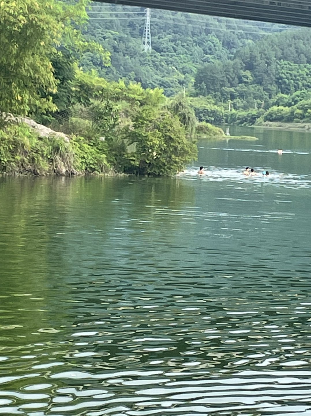 梁平大河坝水库有人洗澡,还是很危险